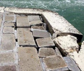 Una riva scivola in acqua