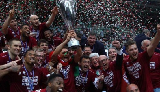La Reyer vince lo scudetto e il coach si fa il bagnetto