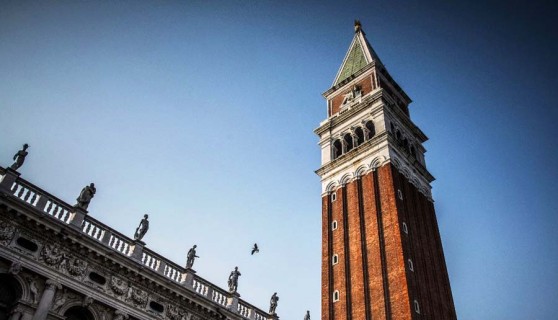 Il campanile di San Marco rinato dalle macerie