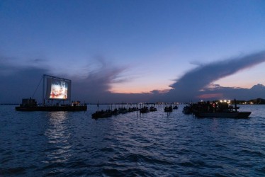 Cinema Galleggiante verso Acque Sconosciute