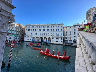 I Babbi Natale tra calli, ponti e canali