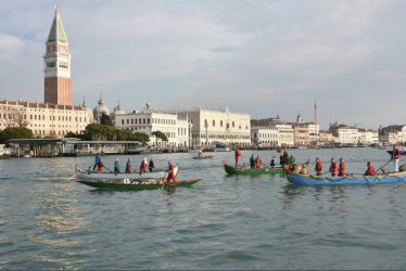 Babbi Natale in corteo in Canal Grande