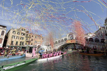 Spettacolare Festa sull'Acqua per l'apertura del Carnevale
