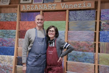 I maestri dellāantica arte artigiana della carta marmorizzata di scena al Londra Palace